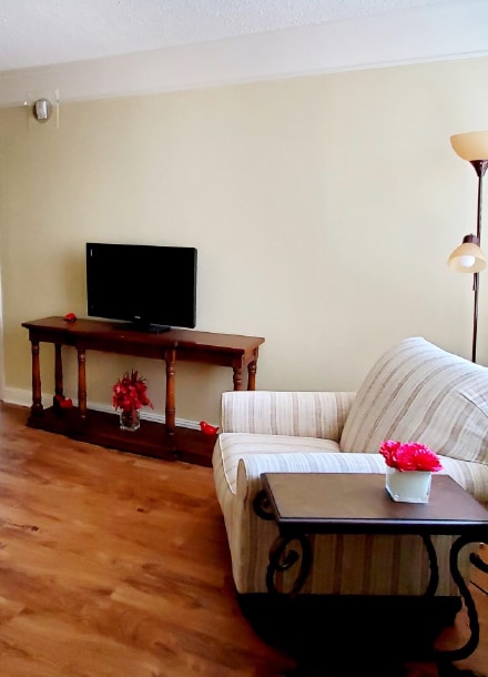 hvhc-shalom-gardens-studio-bay-window-image